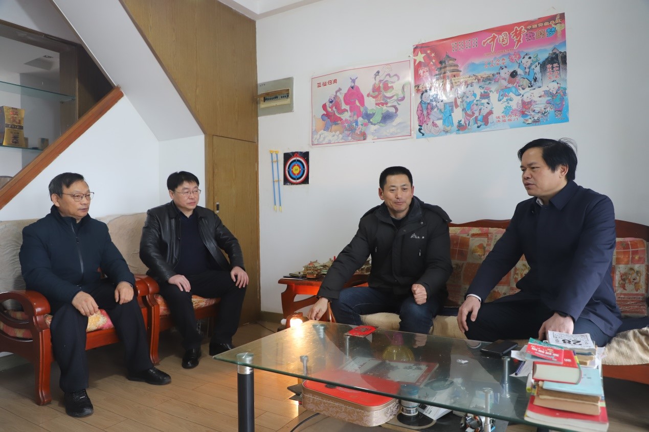 工业集团总经理祖登云、副总经理潘正军一行慰问铁鹏水泥公司 生活困难职工和老党员