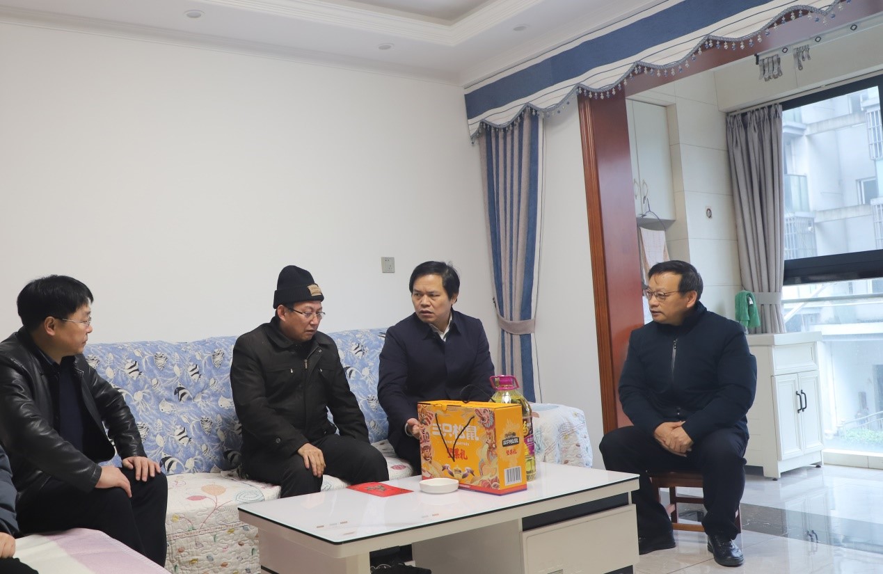 工业集团总经理祖登云、副总经理潘正军一行慰问铁鹏水泥公司 生活困难职工和老党员