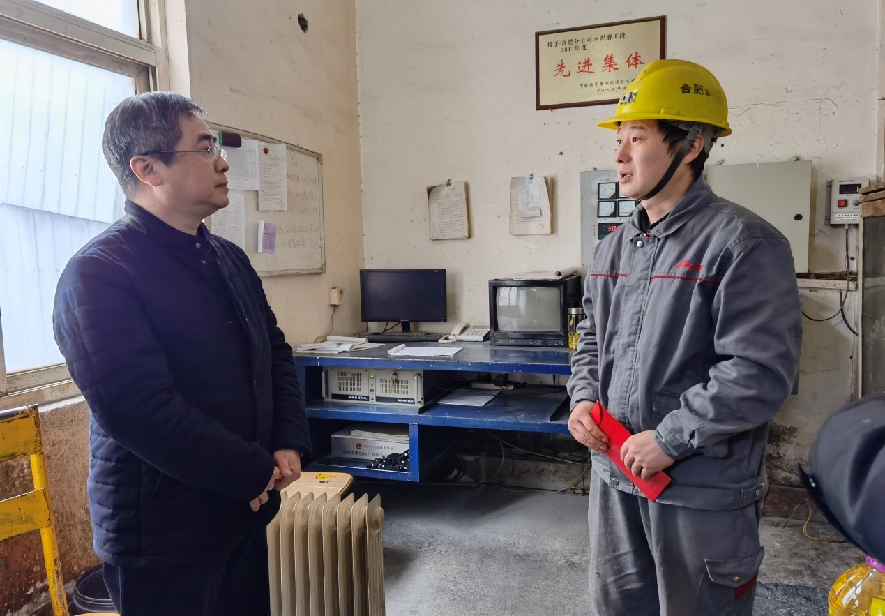 工业集团总经理祖登云、副总经理潘正军一行慰问铁鹏水泥公司 生活困难职工和老党员