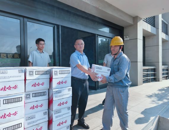 酷暑送清凉 关怀沁人心 ——工业集团组织开展“夏送清凉”慰问活动